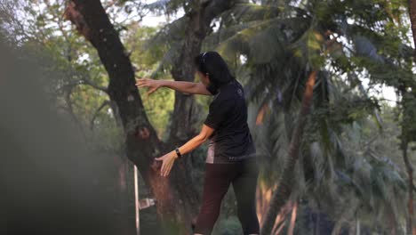 Frau-Macht-Tai-Chi-In-Einem-Park