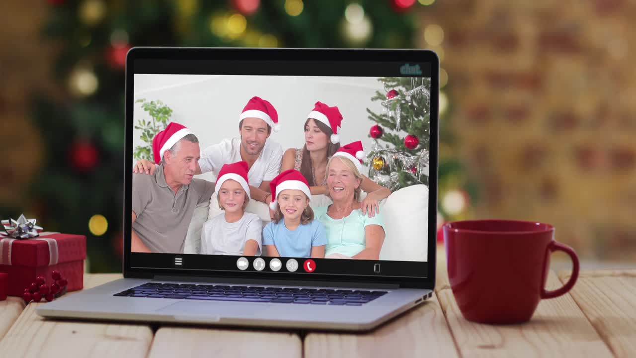 familia feliz usando sombreros de santa en una llamada de video portátil, con decoraciones de navidad y árbol