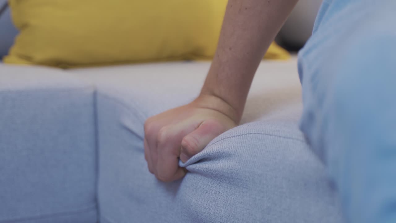 mano masculina frustrada haciendo un puño.