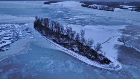 Drohnenaufnahme-Einer-Kleinen-Insel-Im-Gefrorenen-Wasser