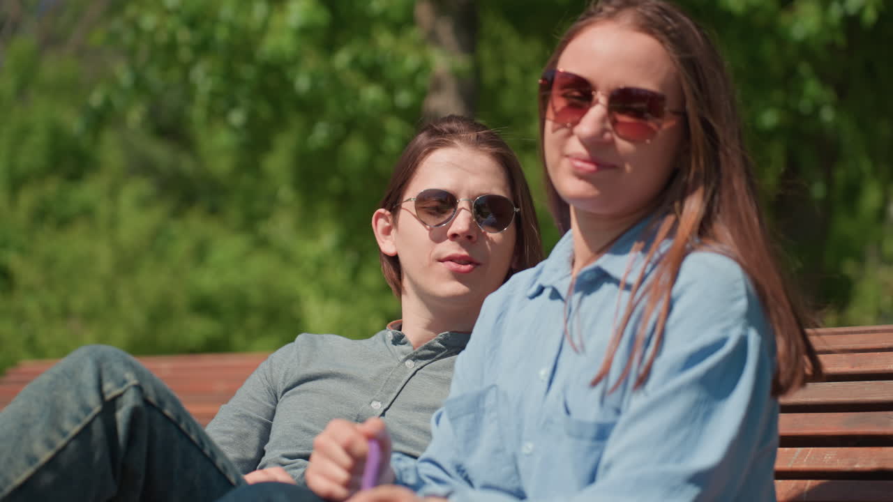 야외에서 햇볕을 쬐는 연인, 밖에서 다정한 몸짓을 주고받는 커플, 햇볕을 함께 즐기는 다정한 두 사람, 공원에서 밝은 햇빛 아래 즐거운 시간을 보내는 연인들