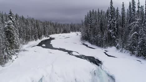 Bach-Fließt-Im-Winter-Durch-Verschneiten-Wald-4k