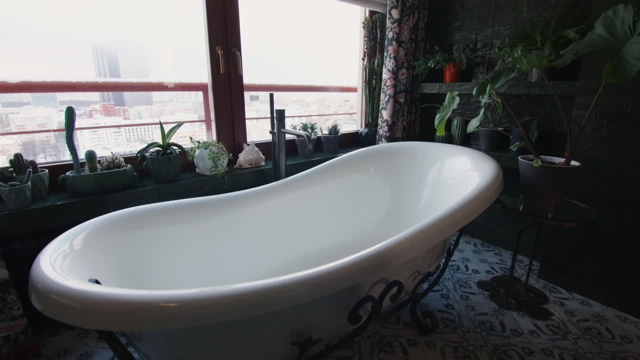 도시 전망을 가진 럭셔리 발코니 욕실