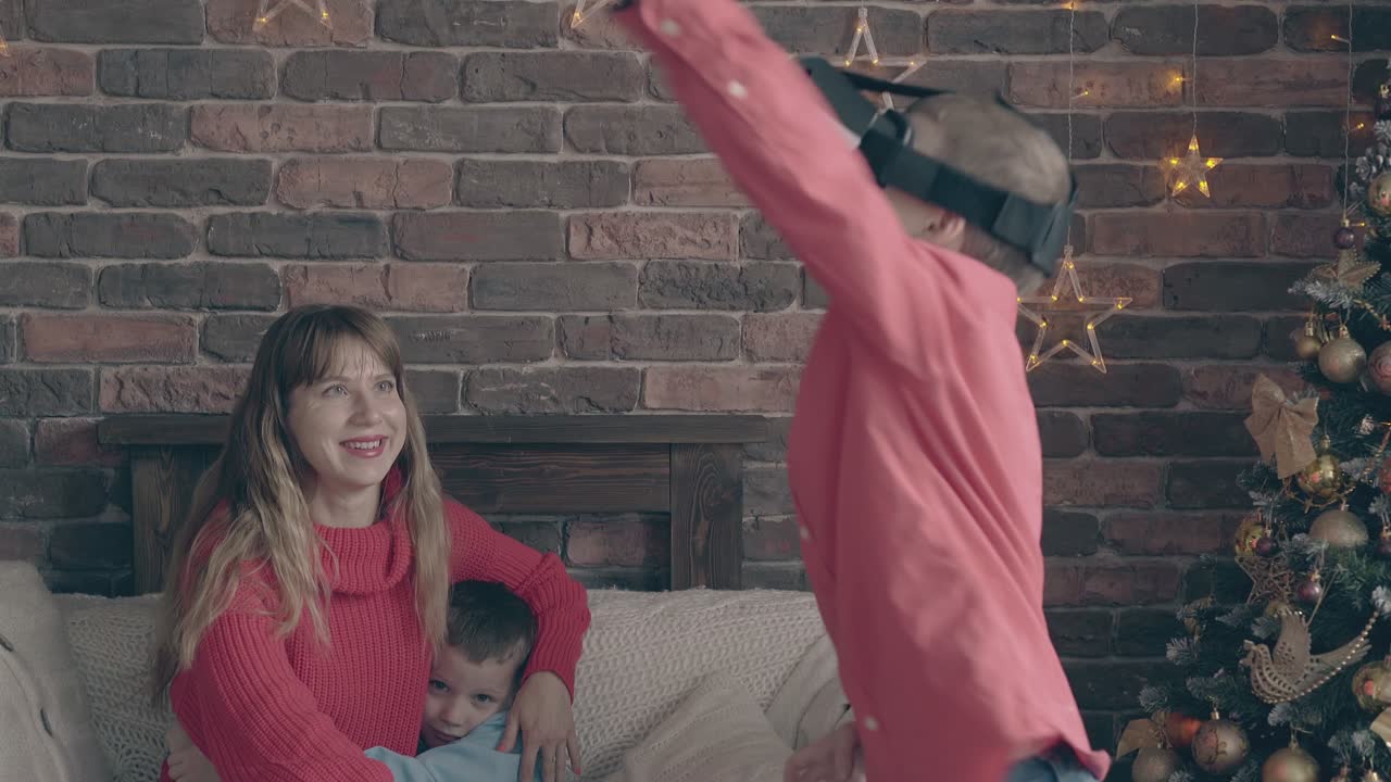 작은 소년이 가상 안경을 사용해 공중에서 무언가를 잡는다