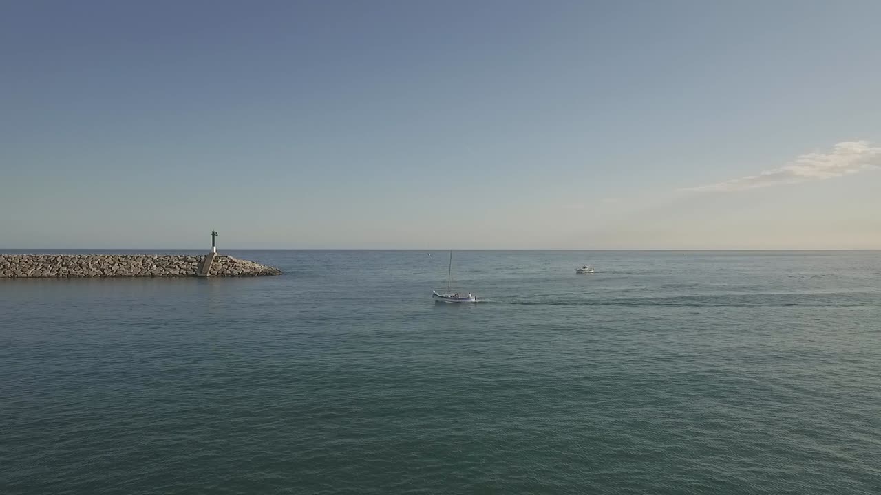 pintoresco y soleado puerto de vacaciones yate en bote pequeño que cruza el paisaje marino azul claro del océano