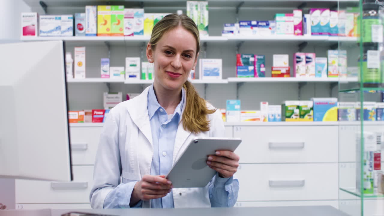 실내에서 태블릿을 사용하는 젊은 여성