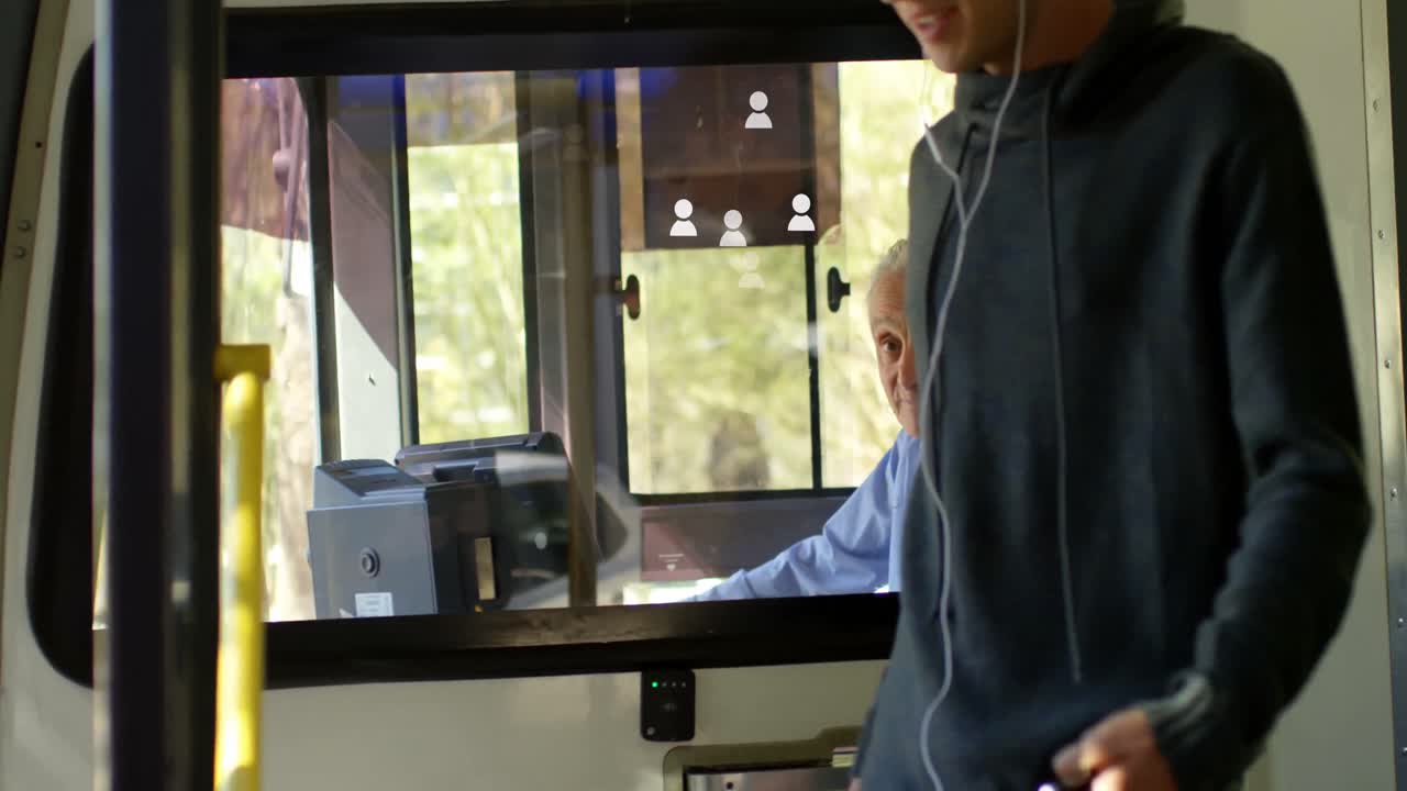Icone di profilo multiple su un ragazzo caucasico che indossa auricolari e cammina sull'autobus