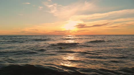 olas de marea al atardecer mar báltico océano atlántico