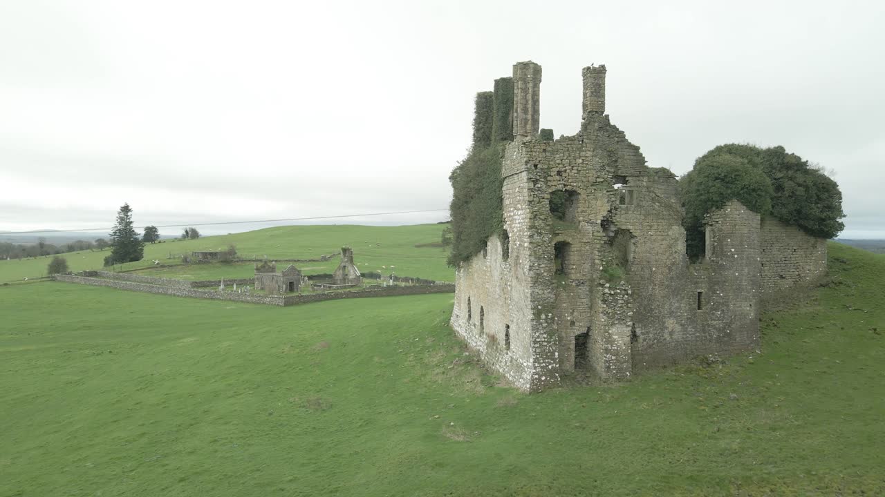 vista aérea del castillo de carbury y el antiguo cementerio durante el día en kildare, irlanda