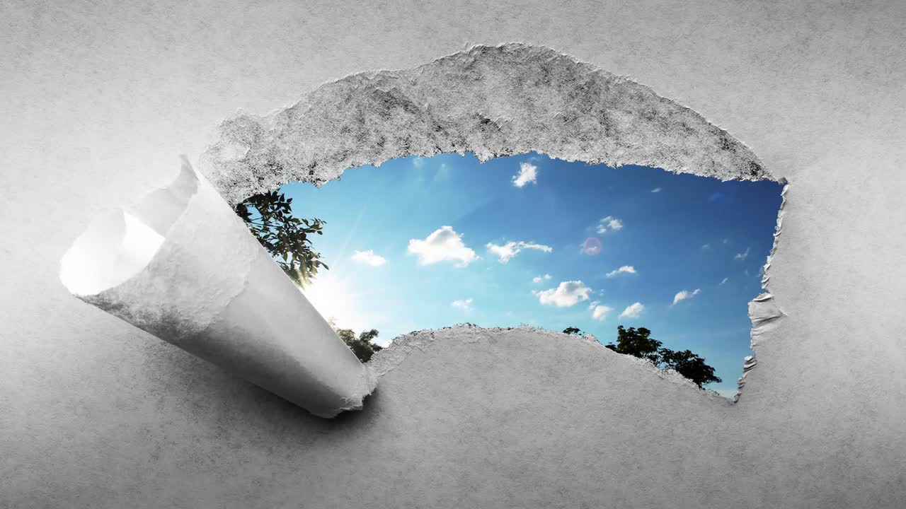 4k 타임 라프 영상: 해가 지면 푸른 하늘에서 빠르게 움직이는 구름, 오래된 레트로 그런지 빈티지 종이에서 어진 가장자리를 가진 구을 통해 볼 수 있습니다.