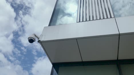 Monitoreo-Fuera-Del-Edificio,-En-El-Fondo-Hay-Un-Cielo-Azul-Con-Nubes-En-Movimiento,-Un-Lugar-Seguro-Para-Trabajar-Y-Aprender