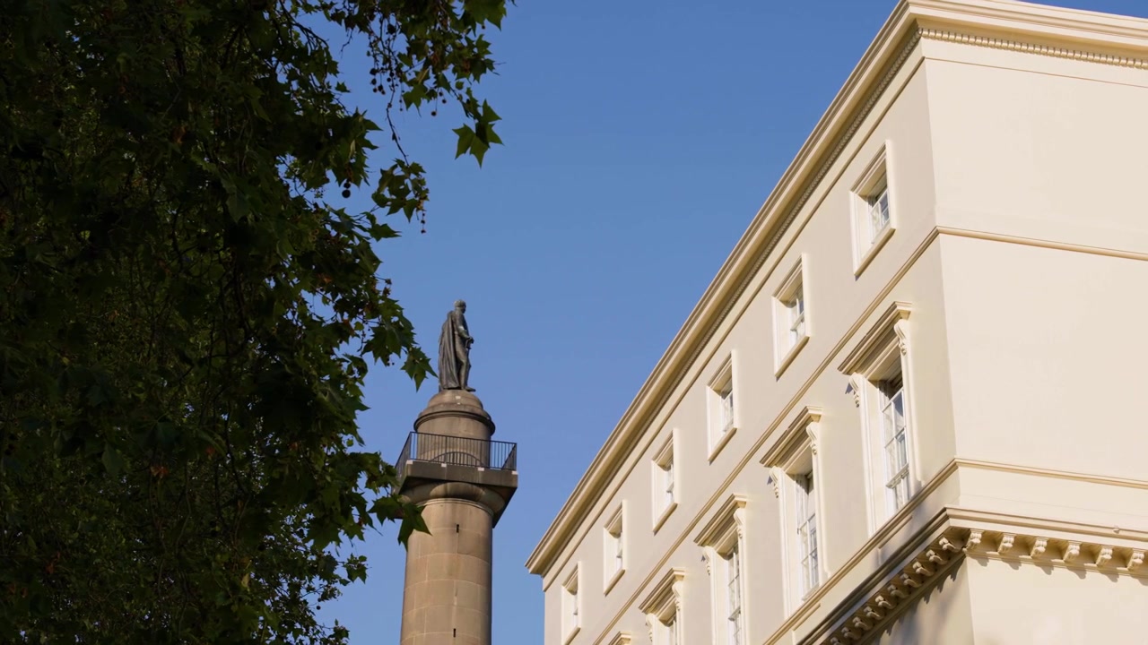 Plano de baixo ângulo da icónica Coluna e estátua do Duque de York emolduradas contra a grandiosa fachada branca do edifício The Royal Society na Carlton House Terrace, Londres. Imagem 01.