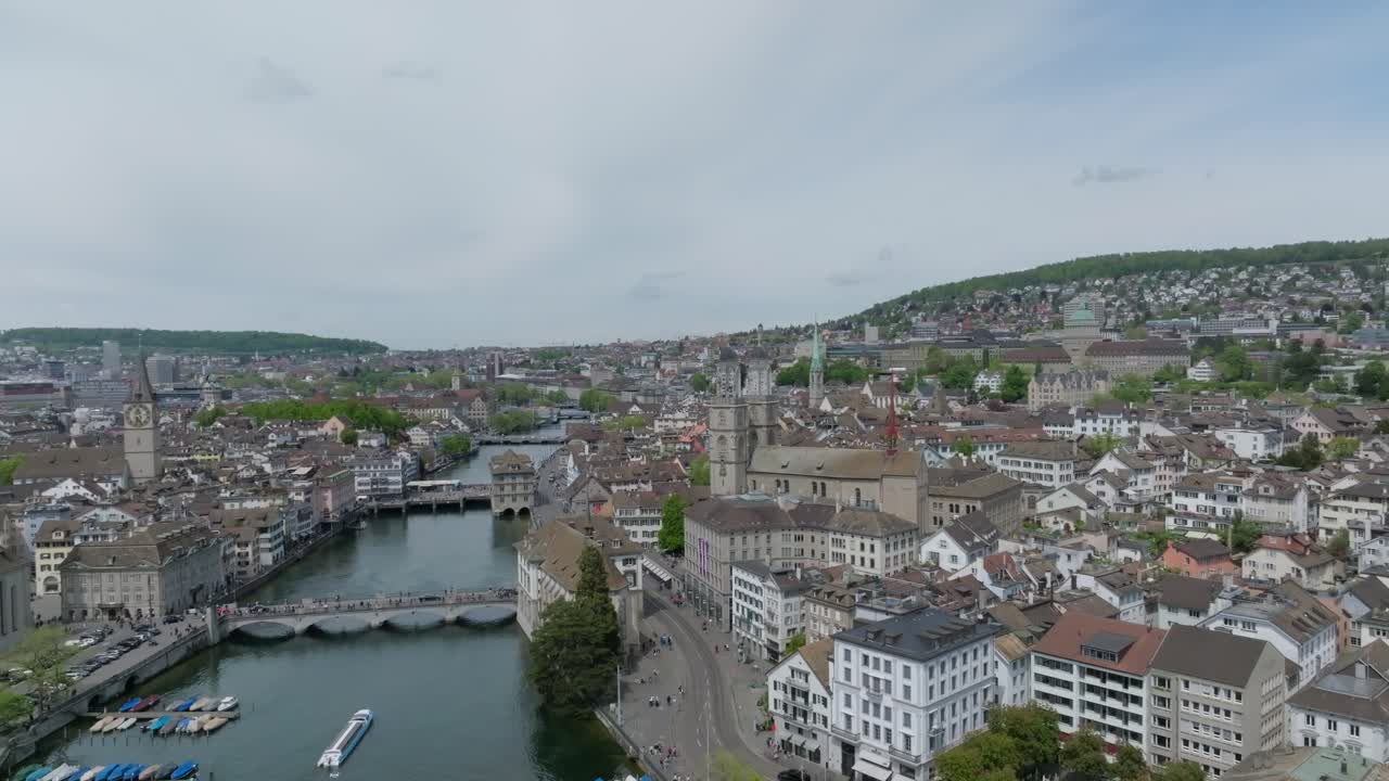 alto, tiro de drone en órbita que muestra el horizonte de la ciudad de zúrich, el horizonte, puentes, río y catedral