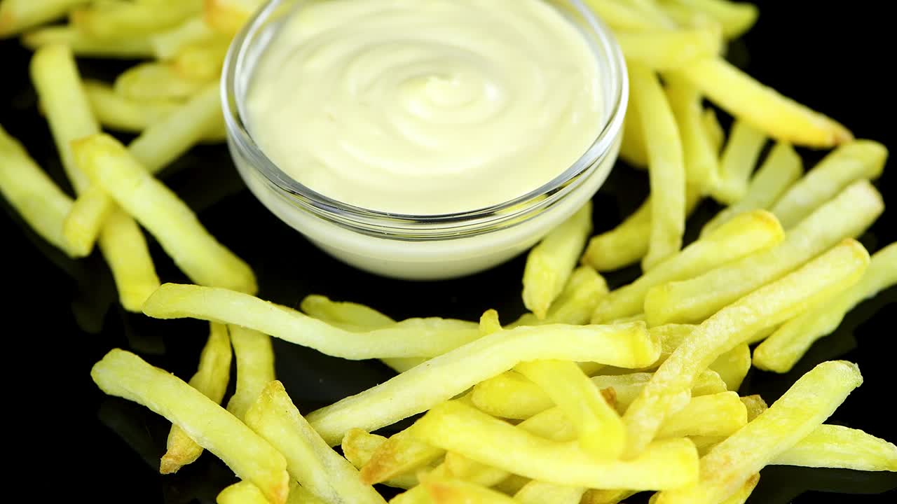 porción de patatas fritas recién hechas en un plato giratorio (loopable sin costuras)