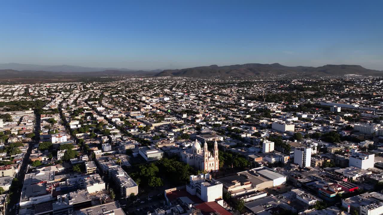 Vista aerea che si affaccia sulla Basilica di Nostra Signora del Rosario a Culiacán, nel soleggiato Messico - ripresa con drone a giro.
