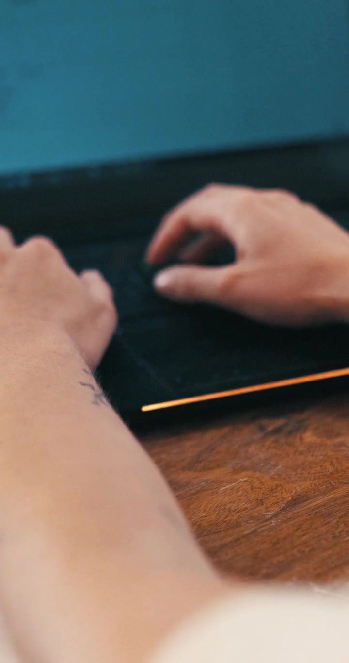 Person tippt auf einem Gaming-Laptop mit RGB-Beleuchtung