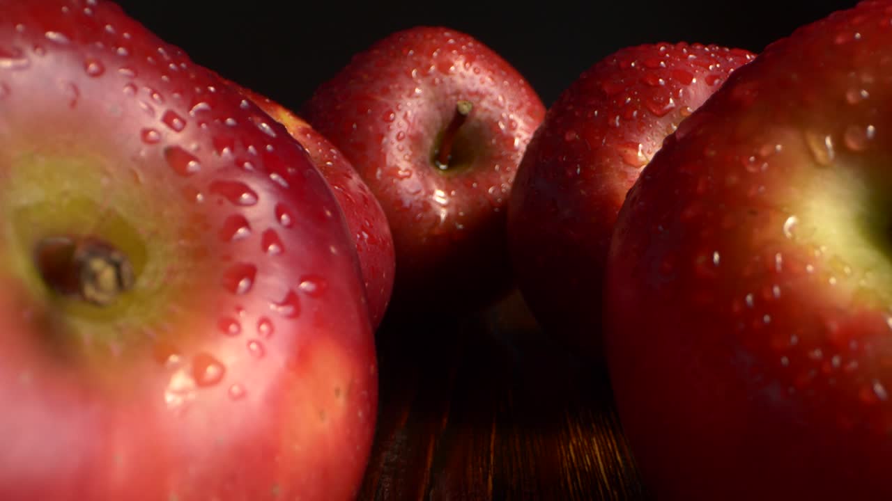 검은색 배경 위에 나무 테이블에 물방울과 함께 클로즈업 빨간 사과 과일