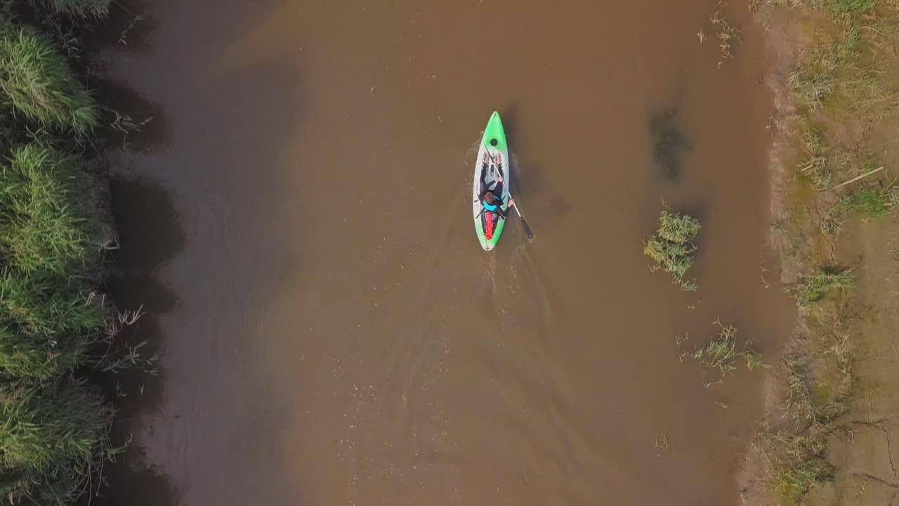 강에서 카약을 타는 남자의 조감도