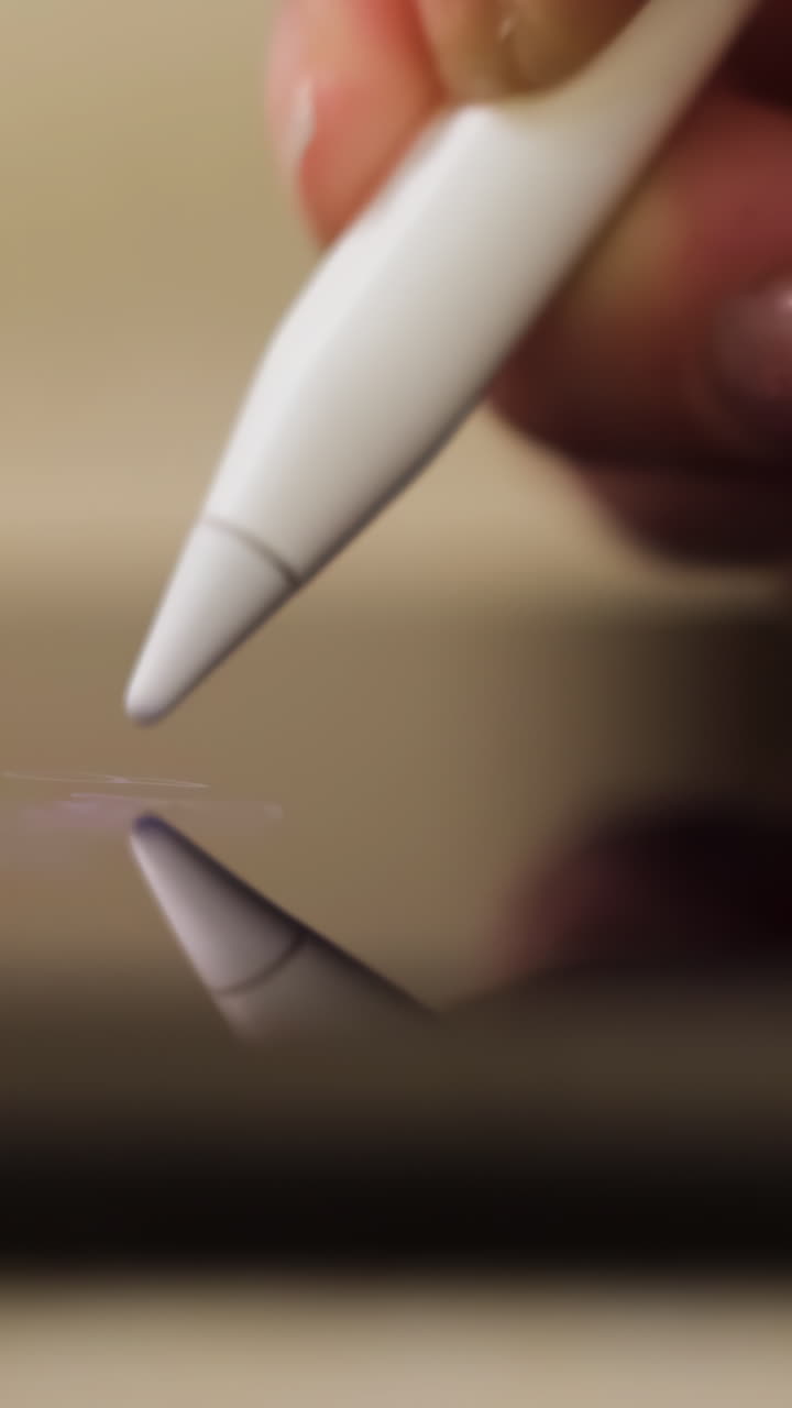 mano usando un lápiz en una tableta gráfica