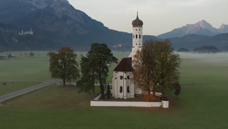 iglesia de neuschwanstein mañana brumosa en otoño | 4k | dji mavic 2 pro d-log - perfecto para gradación de color