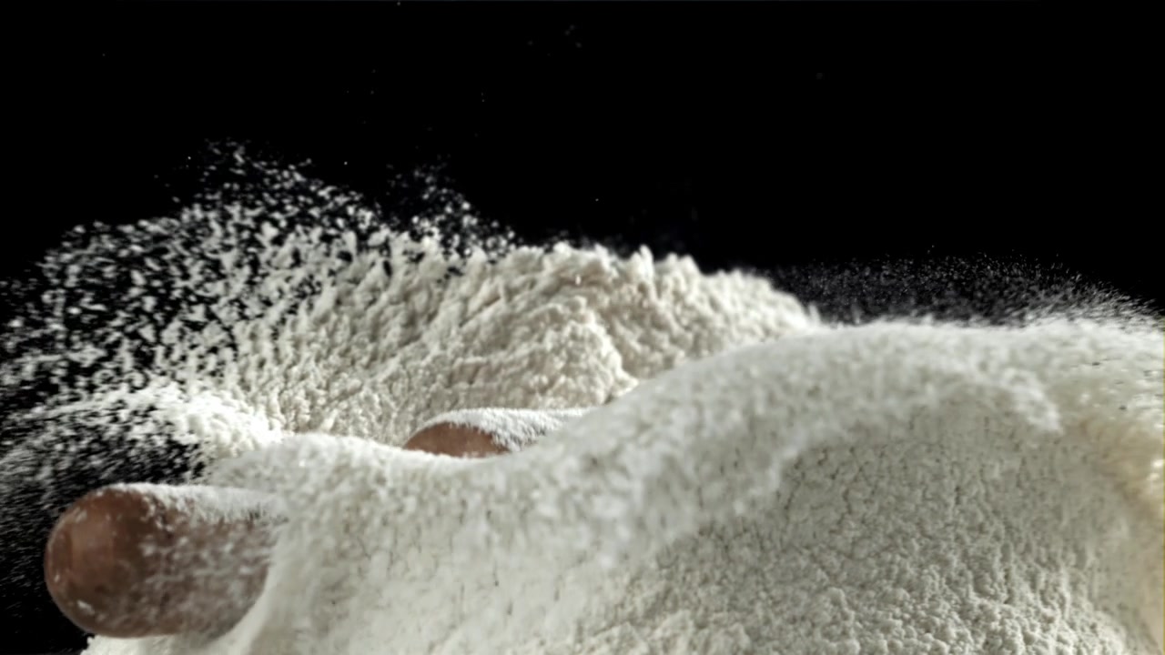 Penggiling Adonan Kayu Mendarat di Tumpukan Tepung Putih dalam Gerakan Lambat