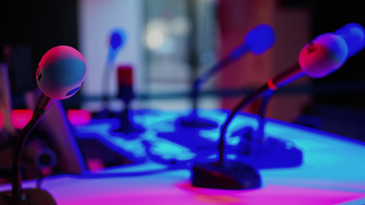 Cannes, Francia - 2 marzo 2025: primo piano di un microfono su uno sfondo sfocato con luci blu e rosse all'International Games Festival