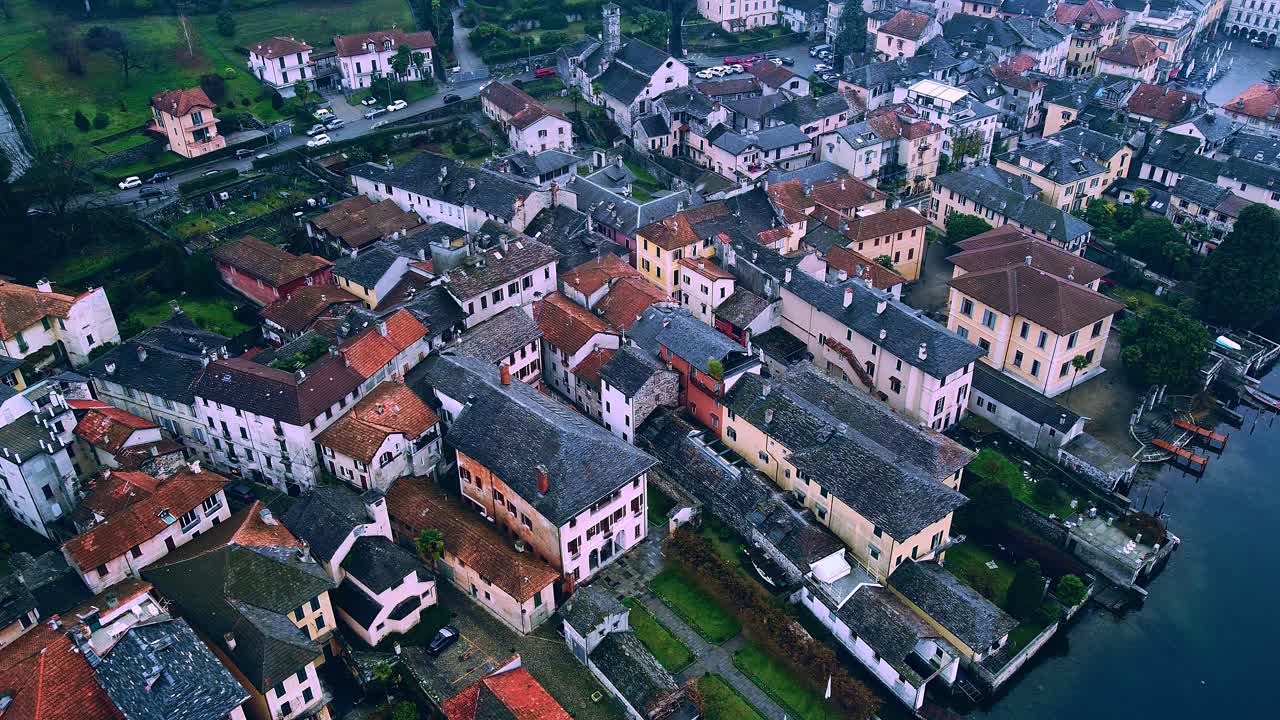 이탈리아의 오르타 호수에 의해 오르타 산 줄리오에 있는 도시의 드론 샷
