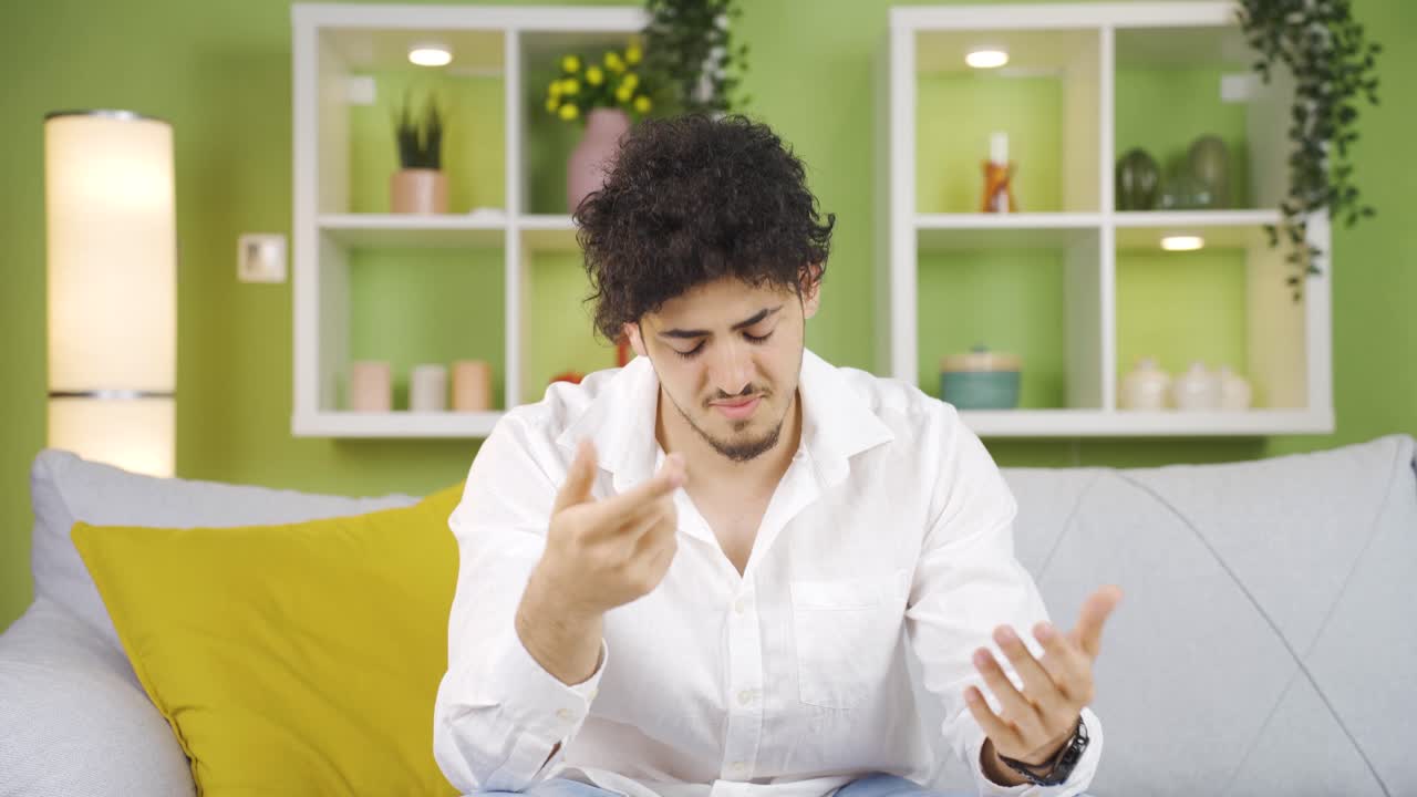 젊은이가 높은 청구서에 화를 내고 있습니다.