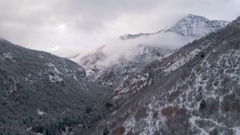 montaña envuelta en nubes en american fork canyon, montañas wasatch, utah