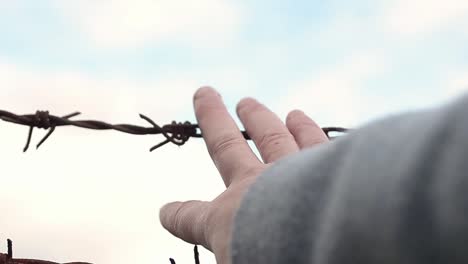 Hinter-Einem-Stacheldrahtzaun-Gefangen