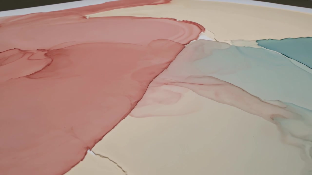 Panorerende kamera avslører teksturert papirabstrakt kunst på bordplate, som viser rosa, beige, turkise fargetoner.