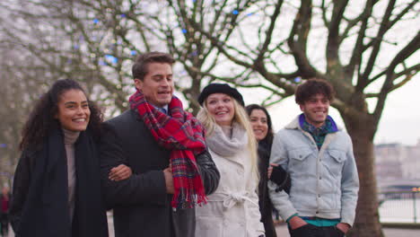 amigos caminando por la orilla sur en una visita de invierno a londres