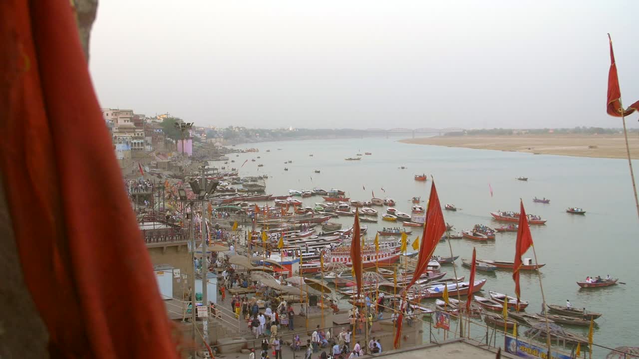 toma de mano de la orilla del río ganges