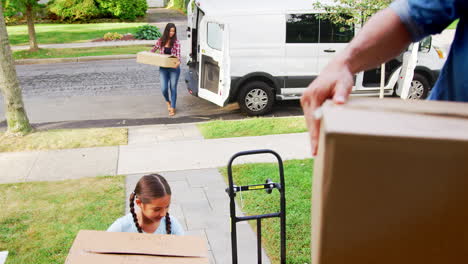 Niños-Ayudando-A-Descargar-Cajas-De-La-Camioneta-En-El-Día-De-La-Mudanza-Familiar