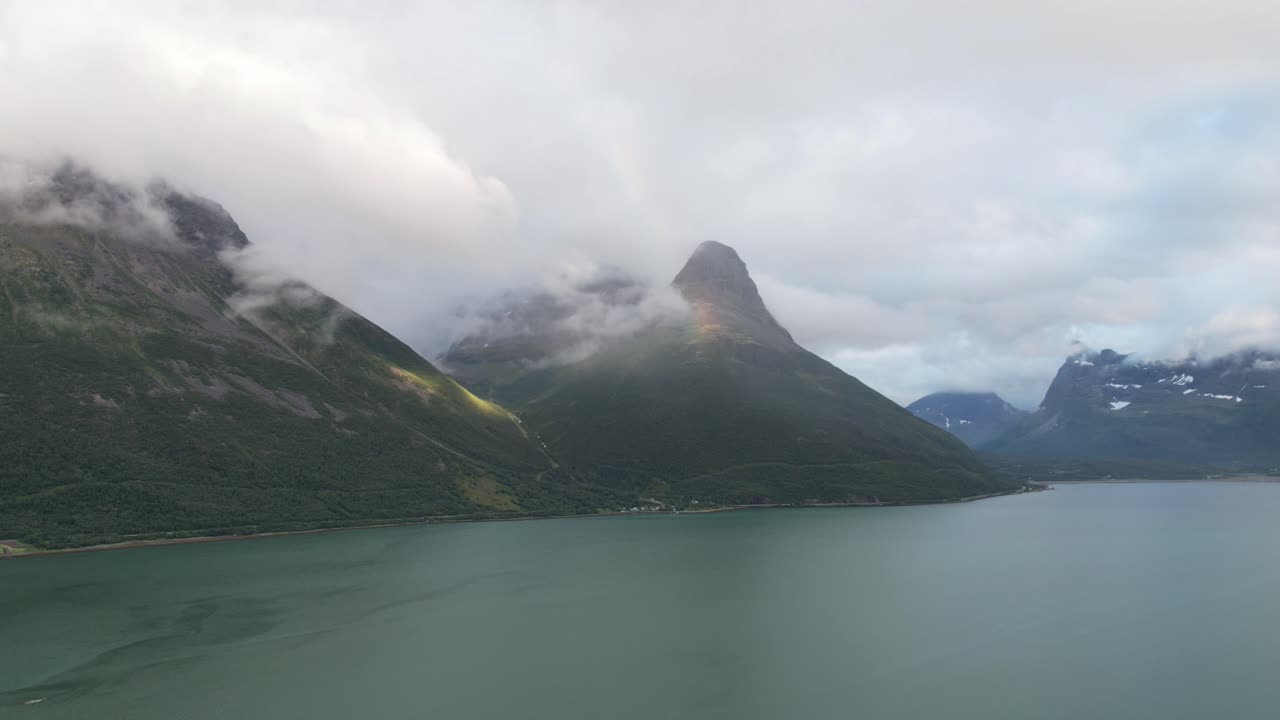 hiperlapso aéreo en noruega arco iris, montañas y nubes | dji air2