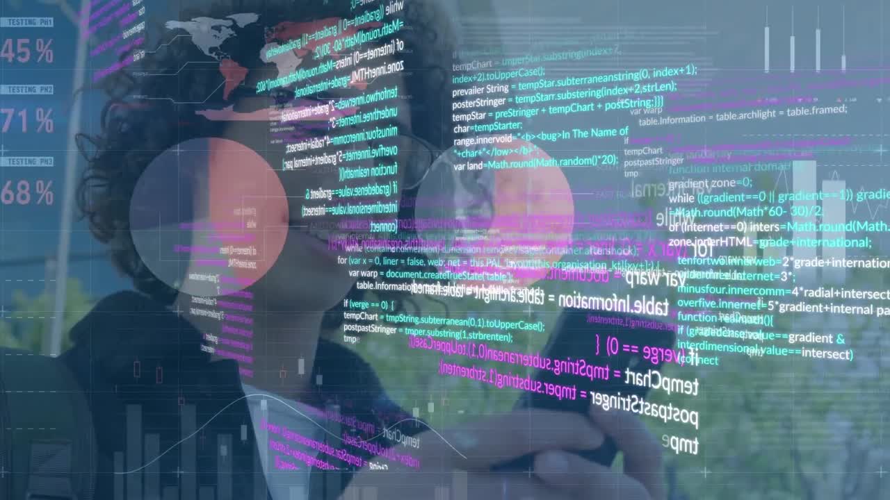 animación del procesamiento de datos sobre un hombre biracial feliz que usa un teléfono inteligente