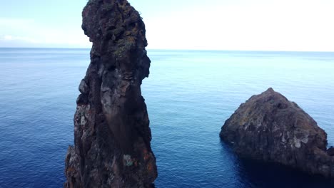 una enorme roca en el océano en madeira en portugal llamada ribeira da janela
