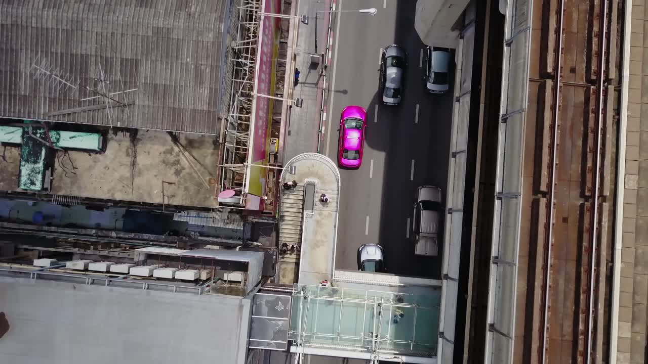 vista aérea de la calle de la ciudad y el paso elevado con personas y tráfico
