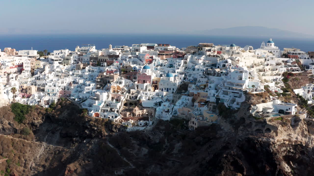 vista aérea del famoso pueblo de oia en lo alto de un acantilado en la isla de santorini en grecia