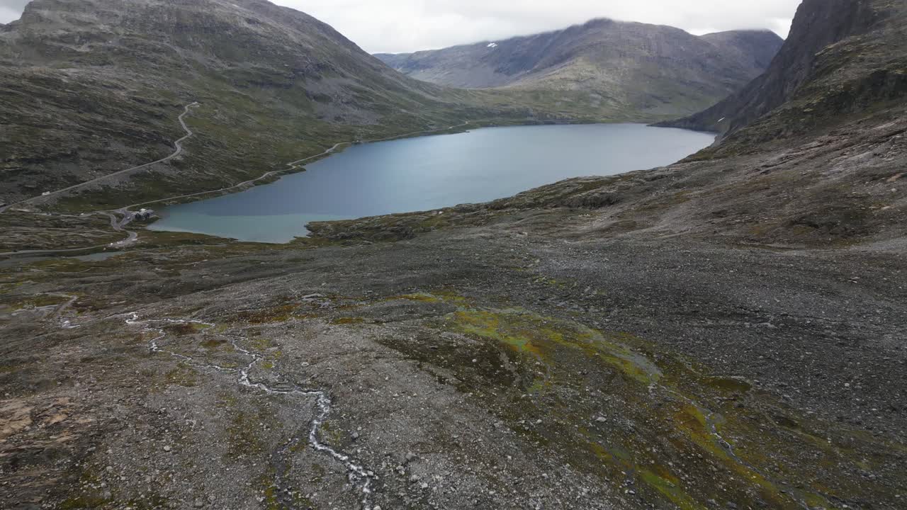 gran lago azul en el medio de una llanura en una cordillera rocosa, noruega, europa, dron