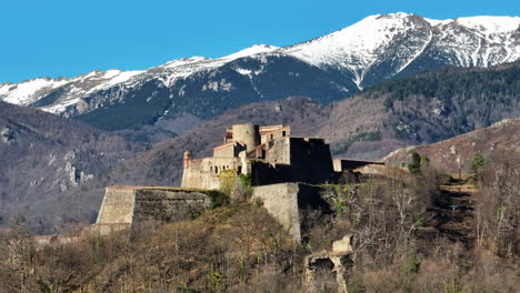 Blick-Aus-Der-Luft-Auf-Fort-Lagarde,-Den-Sonnenbeschienenen-Wächter-Von-Prats-de-mollo-la-preste.