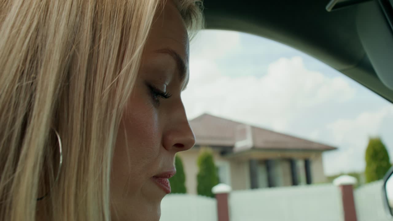 차를 운전하는 여자