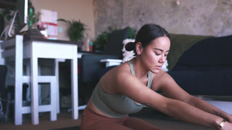 Eine-Junge-Frau,-Die-Zu-Hause-Yoga-Praktiziert