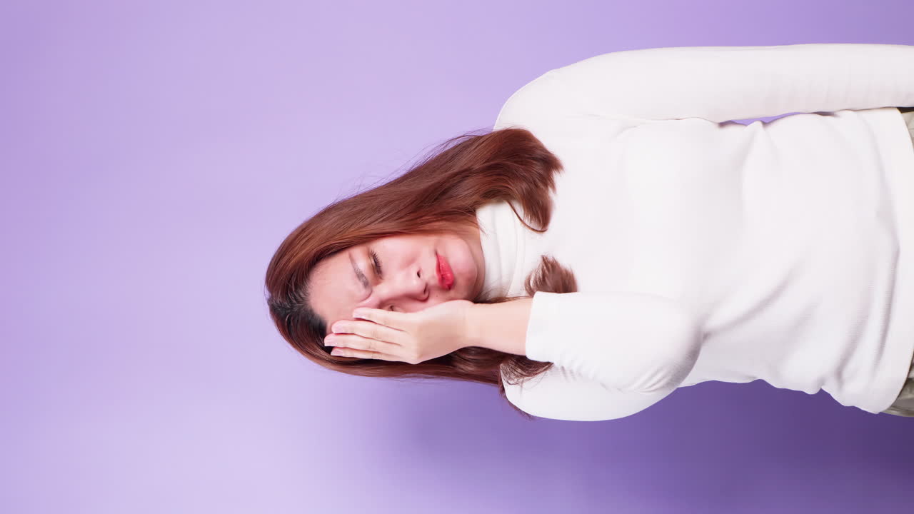 vertical de una joven asiática frustrada y estresada que se enfrenta a emociones de decepción aisladas sobre un fondo violeta-1