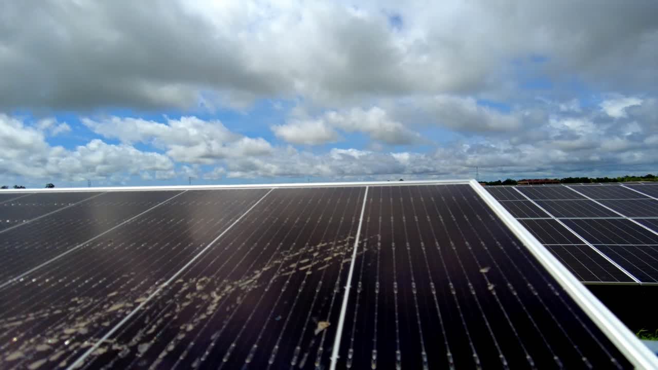 lapso de movimiento cinematográfico de energía renovable de derecha a izquierda de las matrices de paneles solares en la planta de energía solar tbea nawec en jambur, gambia, áfrica occidental para los objetivos de desarrollo sostenible