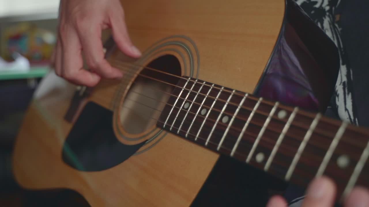 tocando música malhumorada con guitarra clásica
