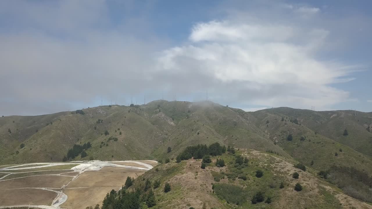 산 브루노 산은 캘리포니아 산 마테오 카운티 북부에 위치하고 있으며 산의 일부 경사면이 샌프란시스코 남부로 건너갑니다.