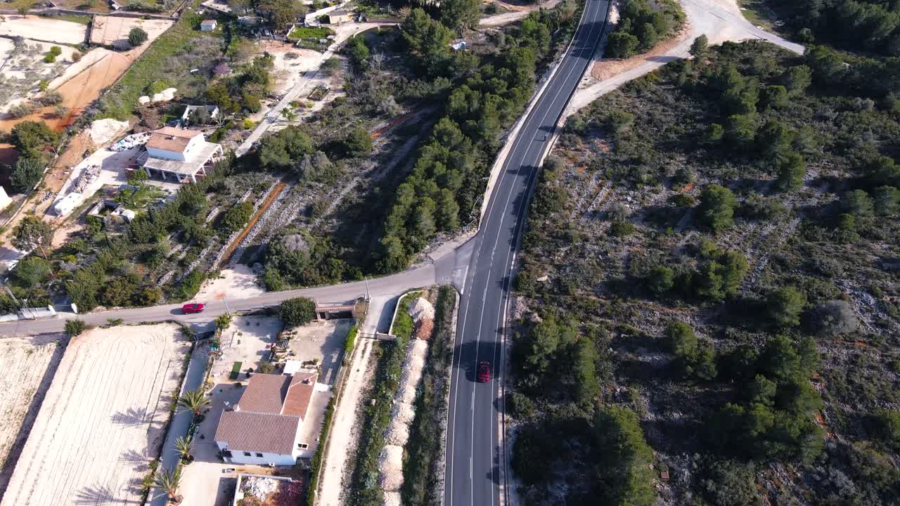 스페인 칼페의 도로를 따라 운전하는 자동차의 공중 추적, 빈 고속도로에서 산과 함께 경치가 아름다운 풍경을 통해 휘어집니다.