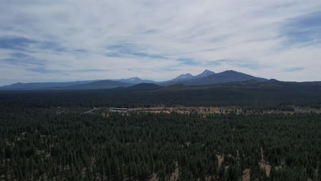 Antena:-Volando-Sobre-Los-árboles-En-El-Bosque-De-Oregon-Hacia-Las-Montañas-Hermanas