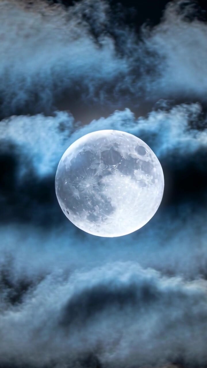 Vertikales Video: Treibende blaugraue Wolken ziehen über den dunklen Himmel, verhüllen und enthüllen dann den Vollmond.